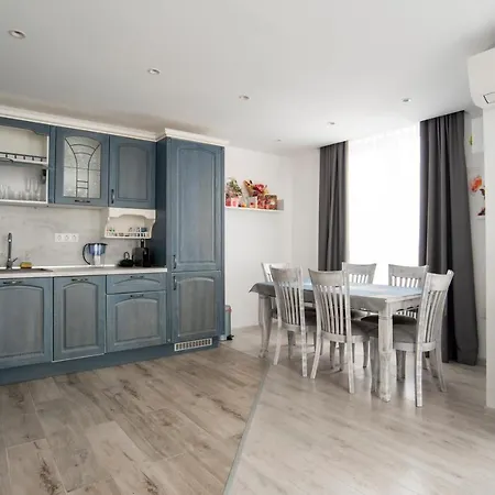 Sunny & Stylish Brand New 2bdr + Parking Apartment *